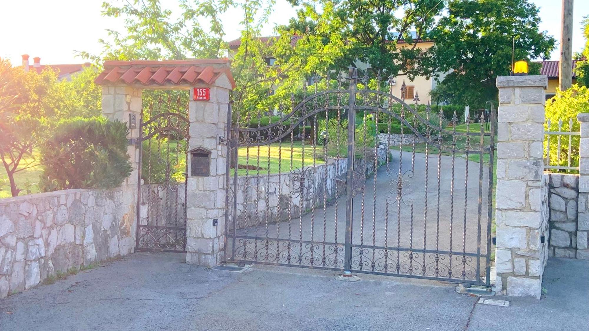 Garden Villa Stanjel Exterior photo
